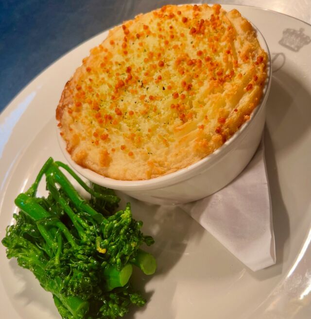 No tricks .. just treats here! Our famous Venison Cottage Pie is back on the menu.
•
Made with venison delivered to us straight from The Buckhurst Estate, created to our secret recipe then topped with buttery mash and a cheddar cheese crumb ..if you haven’t tried it yet, it’s a must!
.
.
.
.
.
.
.
.
.
#pieoftheday #cottagepie #venison #venisonrecipes #localproduce #lovelocal #publunch #sussexpub #englishpubs #tunbridgewellsmums #tunbridgewellslife #tunbridgewellsfood #ashdownforest #eastgrinstead #dogfriendlypub #pubwithrooms