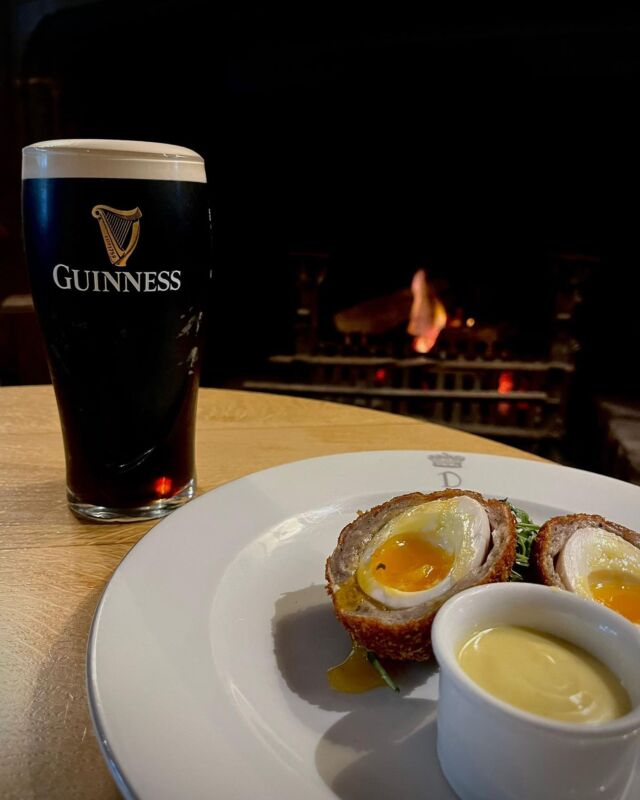 Today is International Stout Day..What better way to celebrate than to join us at The Dorset Arms for a perfectly poured pint of Guinness and a Buckhurst Scotch Egg by the fire.
#pubfood #Guinness #fire #stout #beeroftheday #pub