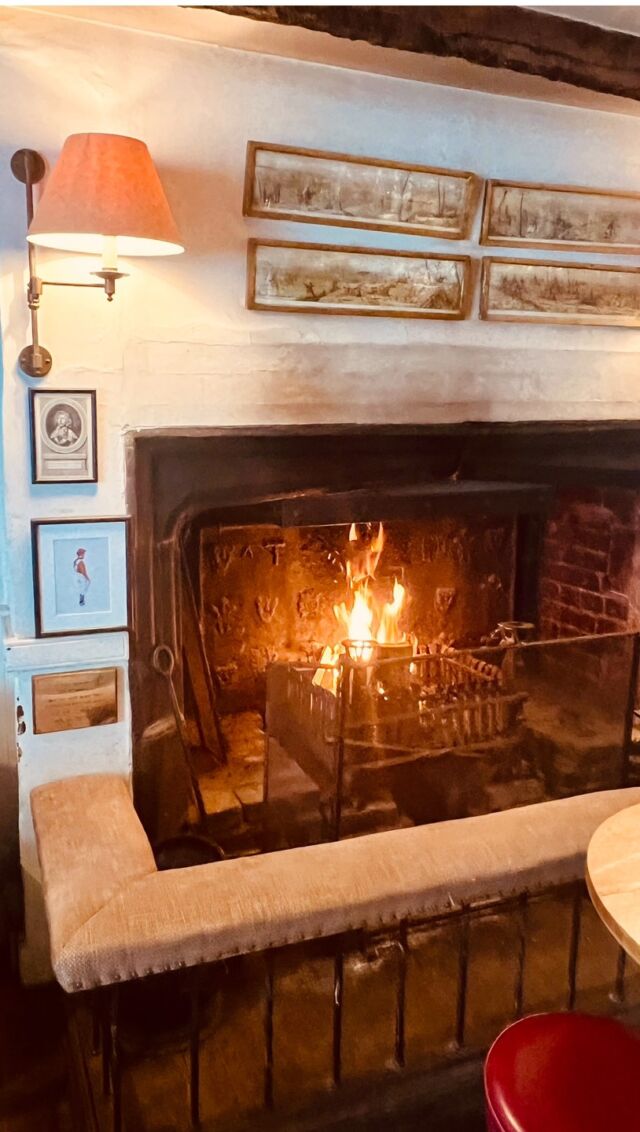 We are warming up our cosy corner of Sussex on this wet and windy day .. why not escape the wind and rain pop in and join us for lunch or a drink by the fire ..
#sussexlife #ashdownforest #pubswithrooms #dogfriendlypub #sussex #eastgrinstead #englishpubs #tunbridgewellsmums