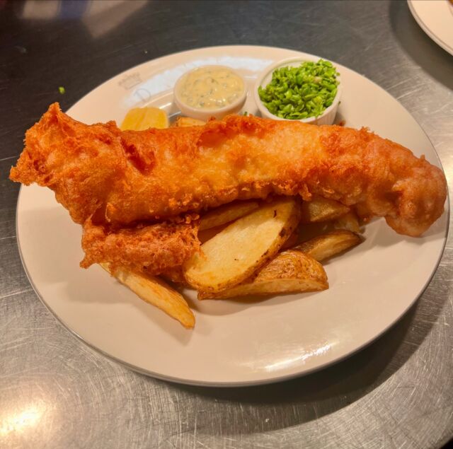 Our epic Fish and Chips is consistently one of the most popular dishes on our menu.
•
Beautifully soft, flaky Rye Bay Cod in deliciously crispy beer batter served with minted pea purée and triple cooked hand cut chips- the perfect way to kick off the weekend! 
.
.
.
.
.
.
.
#fishdish #dishoftheday #fishandchips #sussexpubs #sussex #eastgrinstead #ashdownforest #dogfriendlypub #muddysussex #friyay #weekendvibes #publunch #localpub